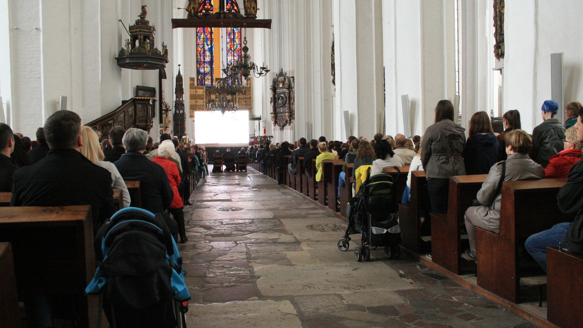 Setki wiernych zgromadziły się w Bazylice Mariackiej oraz w Centrum św. Jana w Gdańsku, by wspólnie przeżyć kanonizację Jana Pawła II oraz Jana XXIII. Transmisję mszy kanonizacyjnej z Watykanu ogląda m.in. marszałek Mieczysław Struk i europoseł Jan Kozłowski.