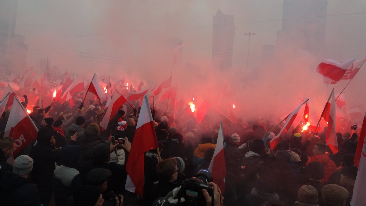 - W ostatnich dwóch latach Polska stała się jednym z najbardziej konserwatywnych państw Europy. Partia, której udało się uzyskać pełnię władzy - PiS i jej lider Jarosław Kaczyński są przeciwni przyjmowania uchodźców w Bliskiego Wschodu, zamierzają zakazać aborcji, ograniczają wolność mediów i przepisują najnowszą historię kraju - komentuje Konstantin Beniumow dla niezależnego rosyjskiego portalu Meduza.io.