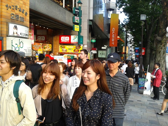 „Mieszkańcy Tokio robią zakupy, tak samo jak pracują – długo i wytrwale” – pisze Lonely Planet. Tłumy klientów wypełniają sklepy i pobliskie trasy komunikacyjne. Na zdjęciu ulica handlowa w Tokio.