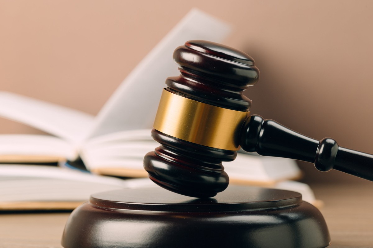 Lubieżny, były już, policjant z Białegostoku skazany. Bo dotykał pośladki koleżanki z pracy