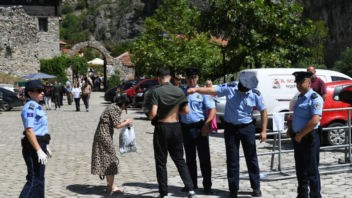 Kosovska policija pretresala vernike na ulazu u portu manastira Sveti Arhangeli 
