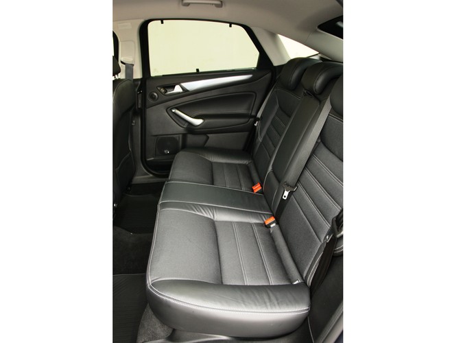 Jeżdżąc fordem mondeo mieliśmy dziwne wrażenie, że ujawnia się u nas rozdwojenie jaźni, a wszystko za sprawą mieszanych uczuć jakie wywoływał. Rozpływanie się nad jego zaletami w trasie przeplatało się z rozdrażnieniem jego nieporęcznością w zatłoczonym mieście