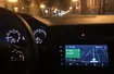 Podczas nocnej jazdy aplikacje automatycznie zmieniają tryb wyświetlania. Ekran nie razi oczu. Na zdjęciu Google Maps. Skoda Octavia