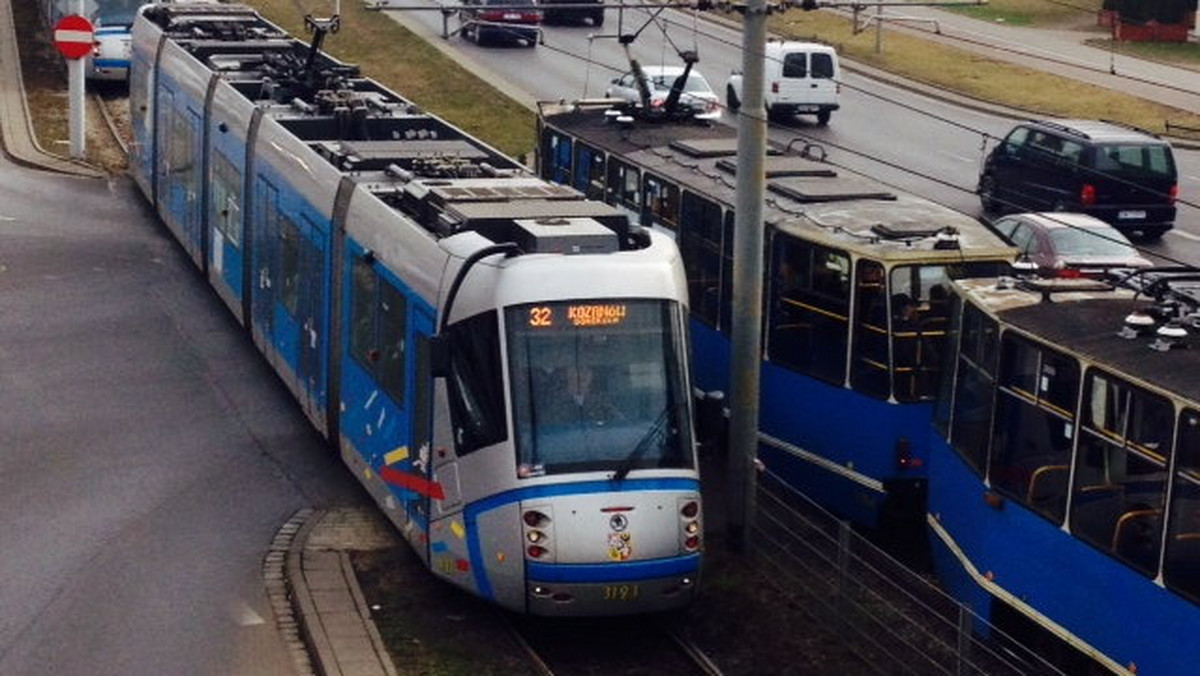 Po tym jak Polskie Sieci Elektroenergetyczne ogłosiły zmniejszenie stopnia zasilania w całym kraju, na reakcję wrocławskiego MPK nie trzeba było długo czekać. Ruch tramwajowy w mieście właśnie został ograniczony o 20 proc. I tak będzie do odwołania.