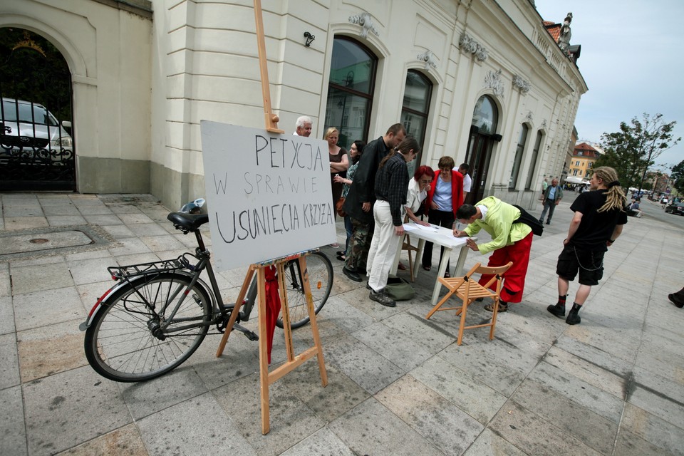 WARSZAWA KRZYŻ PRZED PAŁACEM PREZYDENCKIM USUNIĘCIE PODPISY