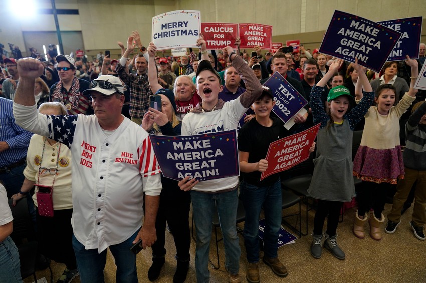 Trampove pristalice na skupu u Voterluu, Ajova, 19. decembra