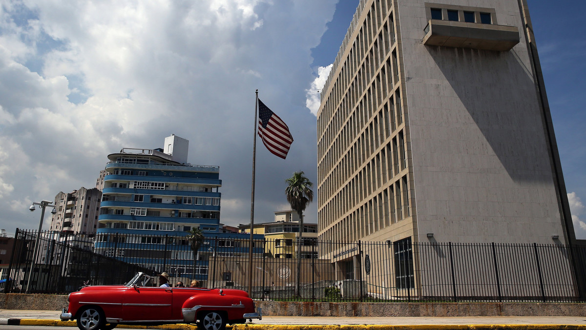 Stany Zjednoczone redukują o ok. 60 proc. swój personel dyplomatyczny na Kubie i przestrzegają Amerykanów przed podróżami do tego kraju - informuje agencja Associated Press, powołując się na niewymienione z nazwiska osobistości oficjalne.