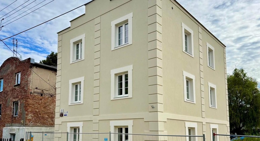 Dom przy Dworkowej 3 powstał w 1929 r. W szacownym wieku 97 lat przeszedł kompleksowy remont. Odnowiono zarówno konstrukcję budynku, wszystkie instalacje, jak i wnętrza.