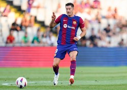 Robert Lewandowski nie jest najlepiej zarabiającym piłkarzem Barcelony. Do lidera sporo mu brakuje