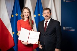 Coś się dzieje w rządzie! Wiceminister rodziny składa dymisję. Co kryje się za tą decyzją?