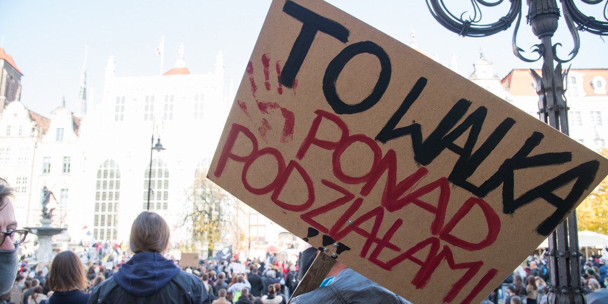 Protesty mają miejsce nie tylko w wielkich aglomeracjach. W niedzielę odbyły się w 91 miastach w całej Polsce. 