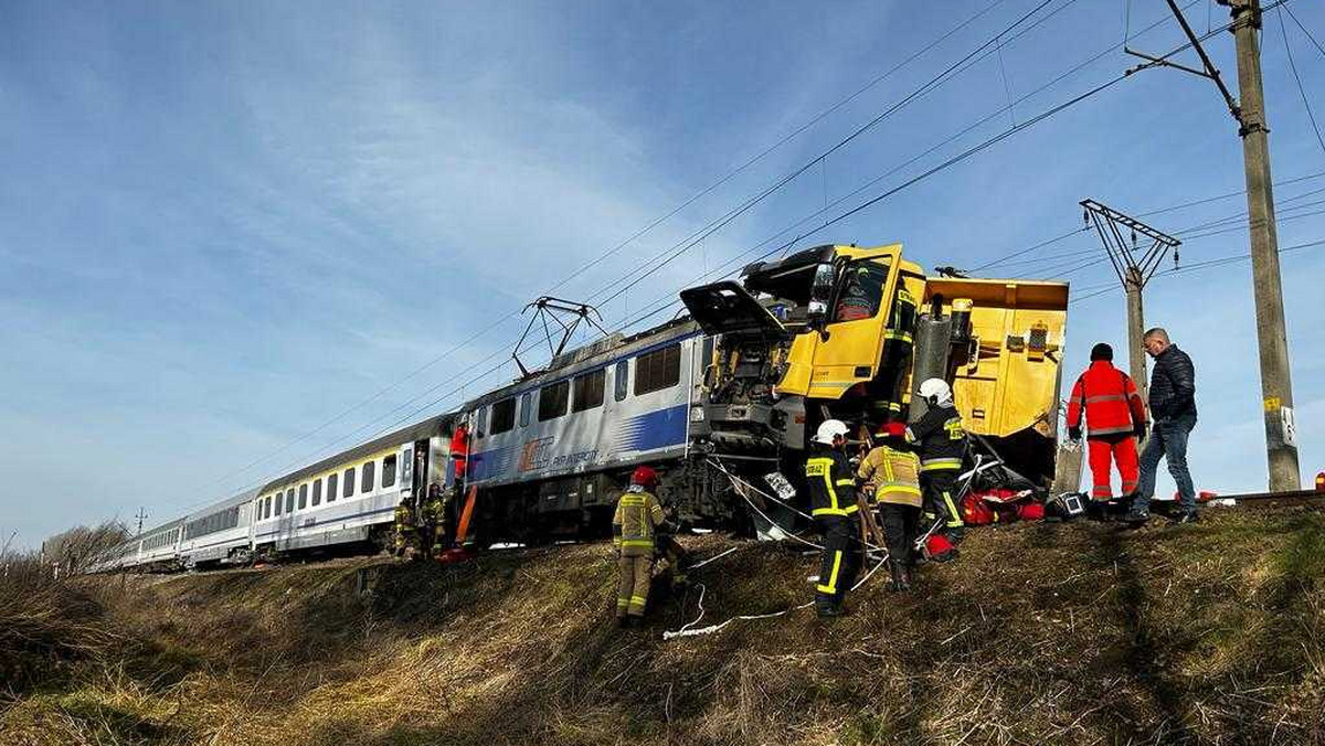Zderzenie ciężarówki z pociągiem osobowym w Tychowie. Akcja ratunkowa