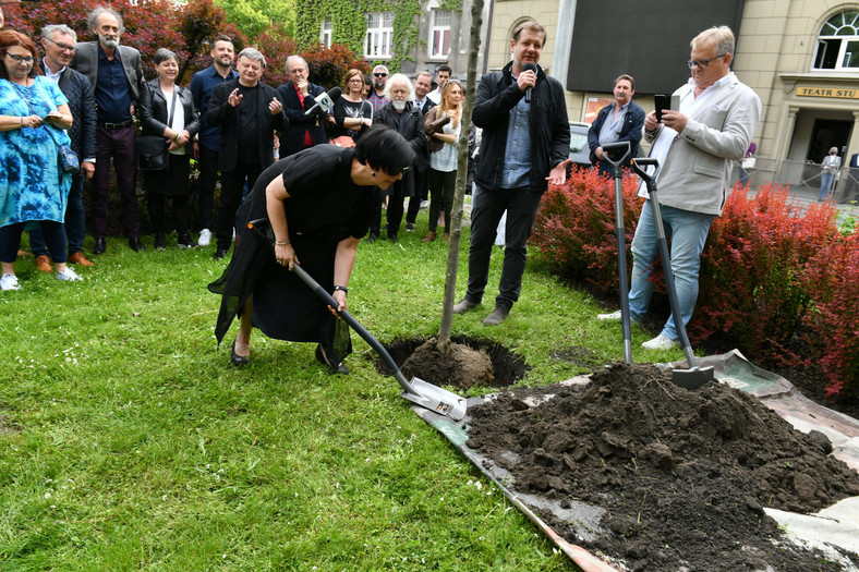 Anna Gnatowska w czasie sadzenia grabu pamięci jej męża w Krakowie