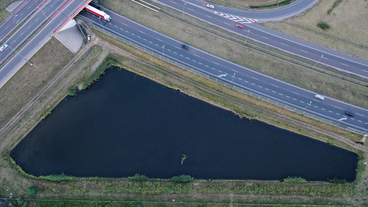 Wczoraj policjanci odkryli ciało poszukiwanego chłopca w zaroślach w pobliżu jednego ze stawów. To miejsce nie było wcześniej sprawdzane - poinformowali śledczy. Poinformowano również, że jutro zostanie przeprowadzona sekcja zwłok dziecka.