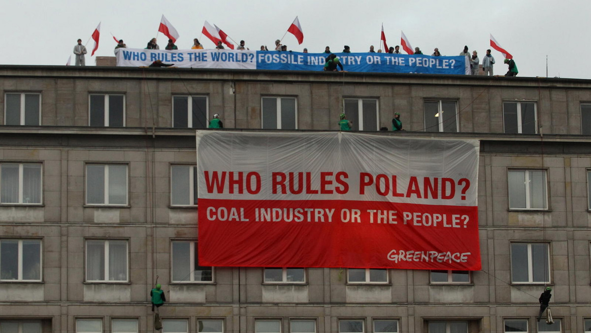 22 aktywistów Greenpeace, którzy protestowali w poniedziałek rano przed budynkiem Ministerstwa Gospodarki, zatrzymała policja. Służby usunęły z gmachu resortu transparent wywieszony przez ekologów. Przed siedzibą ministerstwa protestują kolejni aktywiści.