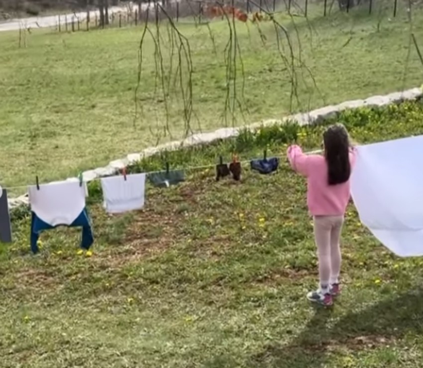 Jelisaveta Orašanin sa decom na odmoru