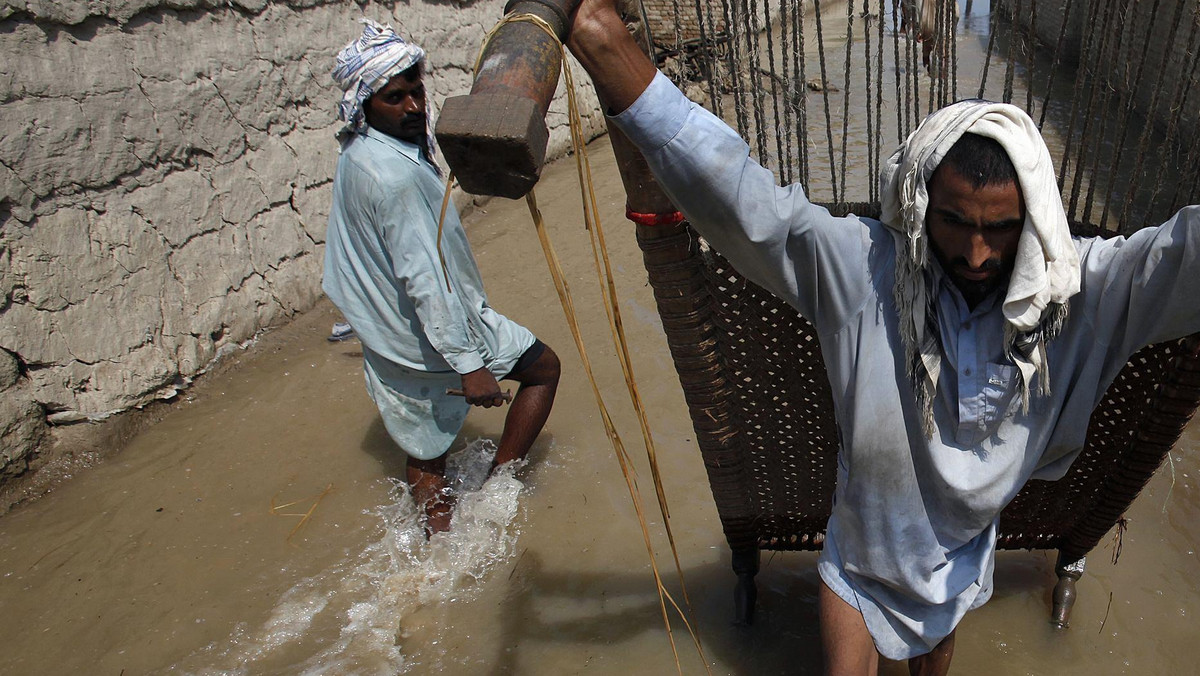 2010-08-10T075242Z_01_KAR203_RTRIDSP_3_PAKISTAN-FLOODS.jpg