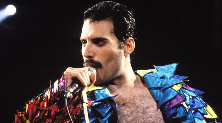 Sosem látott fotókon Freddie Mercury - Ennyire csak barátai ismerhették a legendát