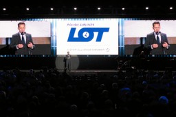 Prezes LOT-u Marcin Piróg opatrzy rany Biomedu