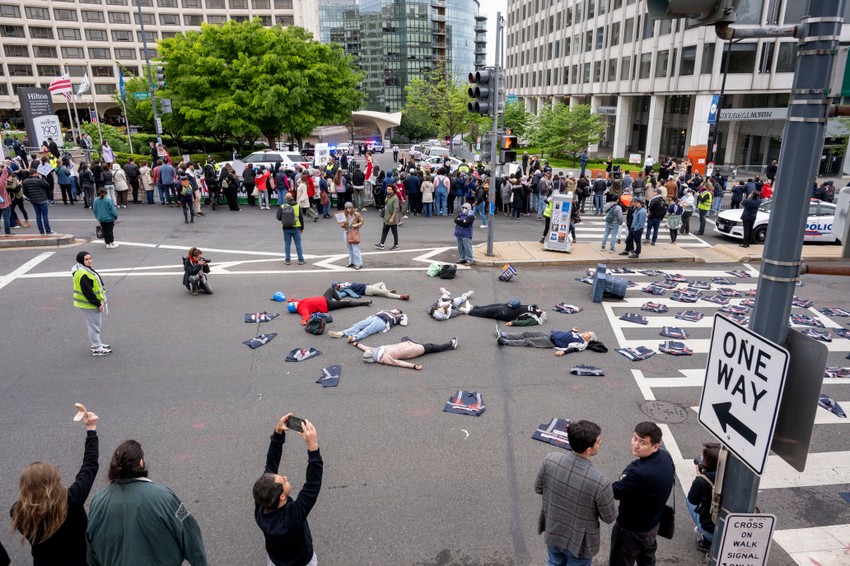 Propalestinski protest tokom Bajdenove svečane večere sa novinarima 27. aprila