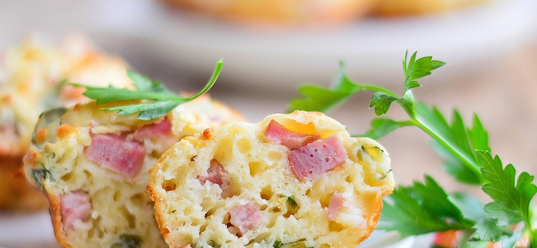 Wytrawne muffinki z serem i szynką. Lepsze od kanapek