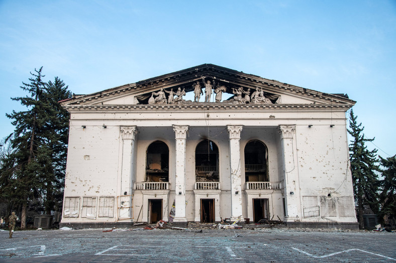 Teatr w Mariupolu z napisem "Dzieci" przed wejściem