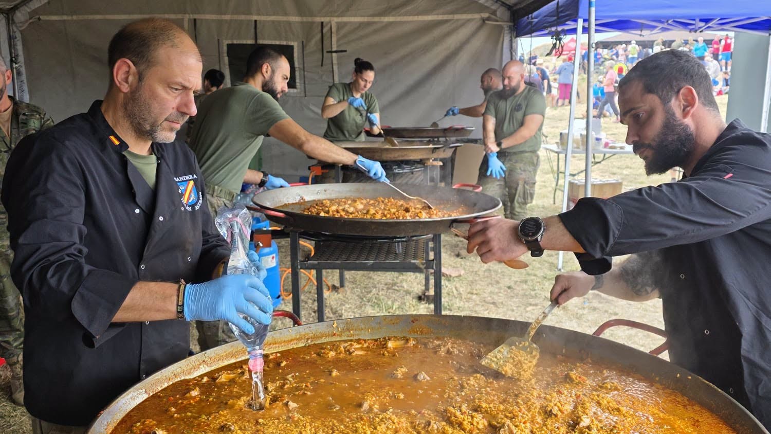 Španielski vojaci na Slovensku varia paellu