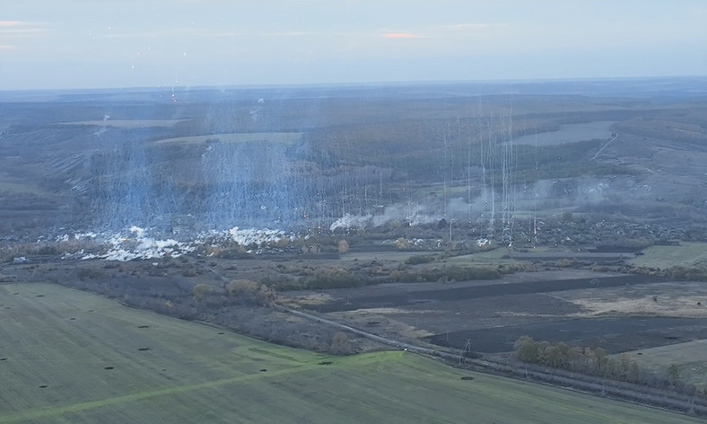 Ujęcie z ukraińskiego drona na rosyjski atak fosforem.