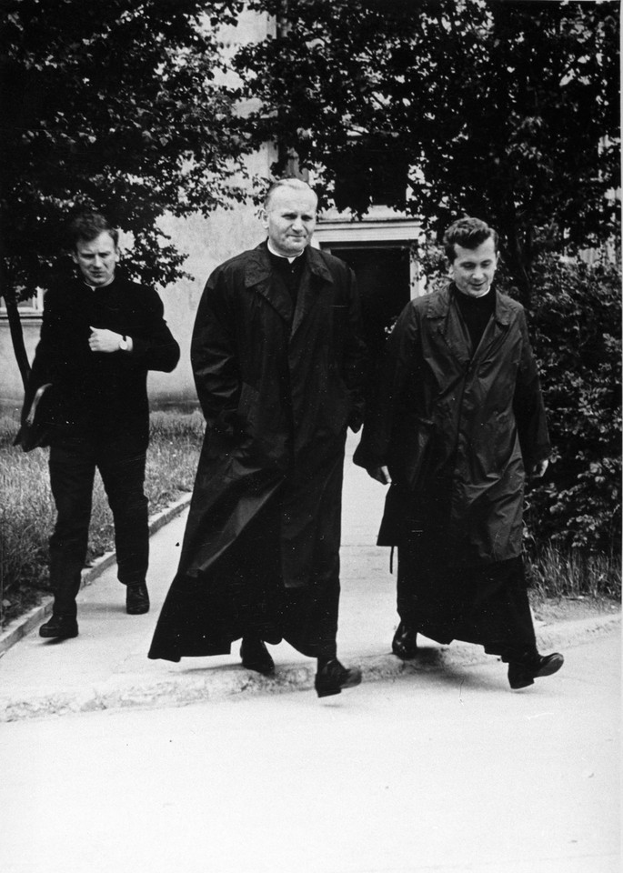 Karol Wojtyła i Tadeusz Styczeń na terenie KUL, 1967 r.