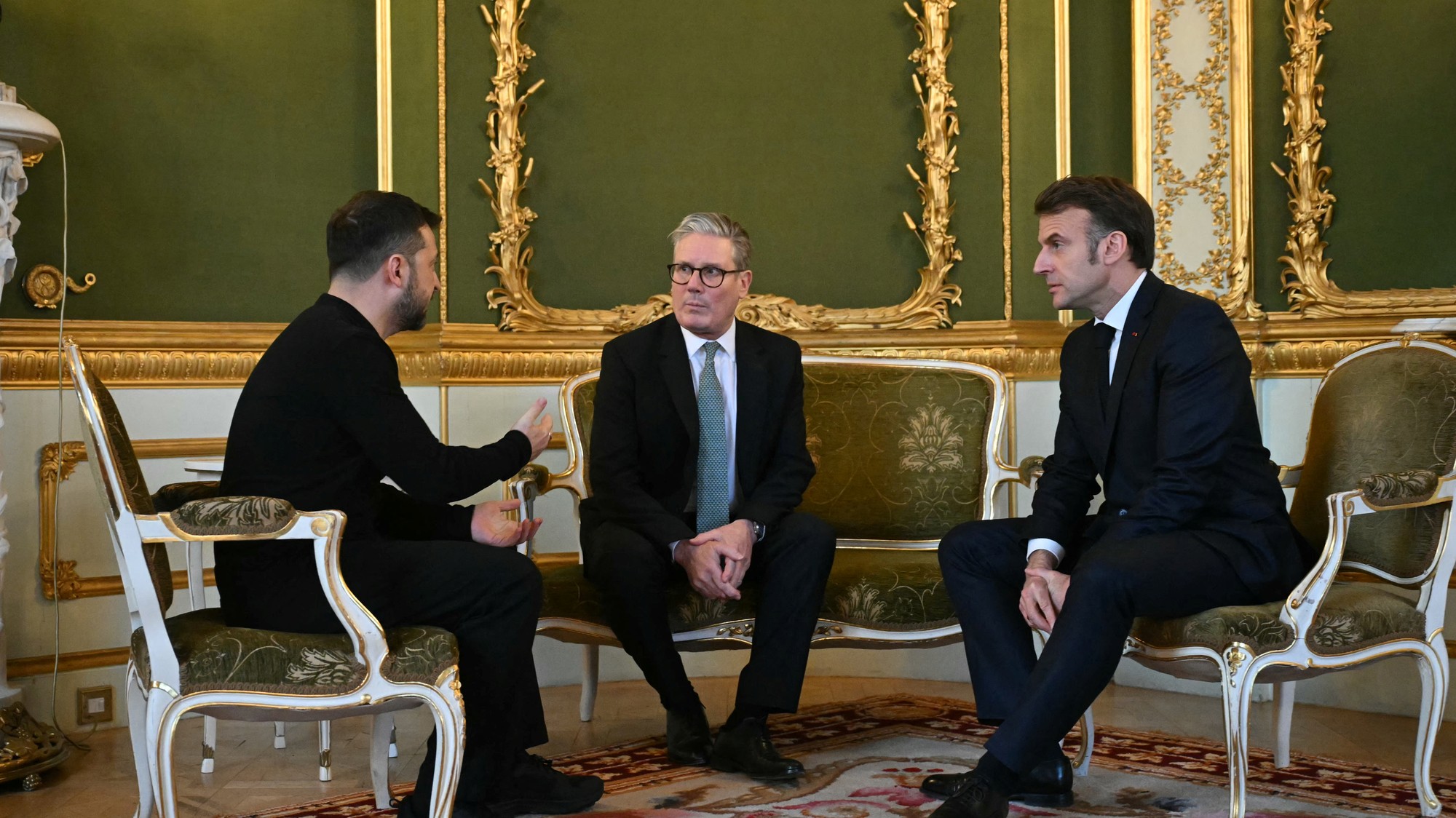 Volodymyr Zelenskyj, Keir Starmer a Emmanuel Macron počas rokovania v Londýne, 2. marca 2025