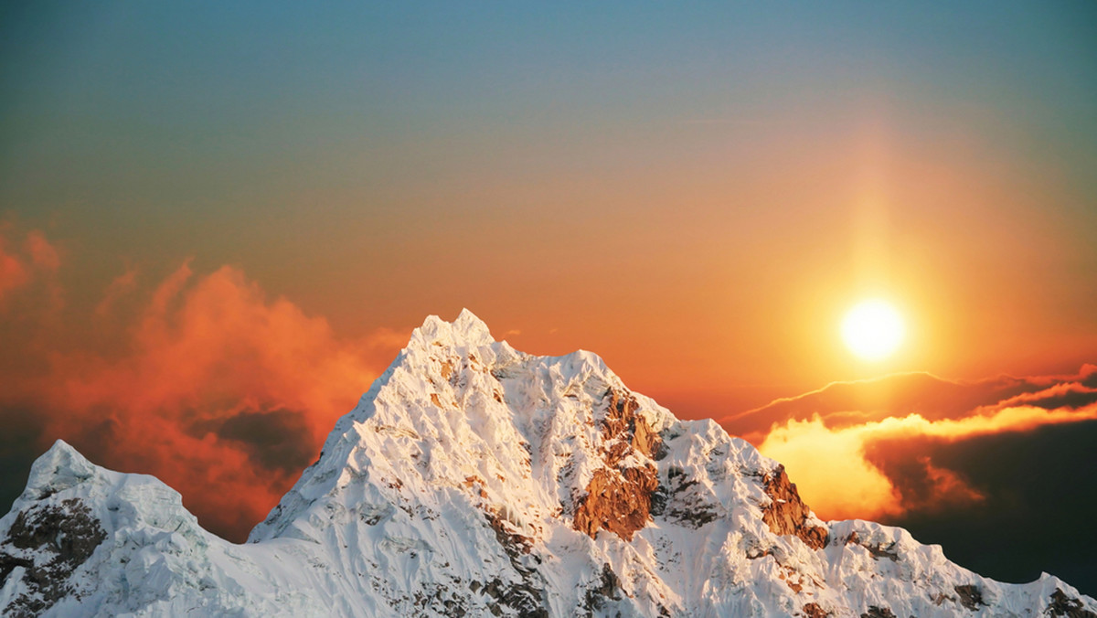 W ostatnich latach alpiniści dokonują coraz więcej zaskakujących odkryć na lodowcach i polach śniegowych, które kurczą się wskutek wzrostu temperatur, odsłaniając skrywane od dawna sekrety. Skrajnie niskie temperatury i suche powietrze sprawiły, że wydobywane po wielu latach zwłoki są zmumifikowane.