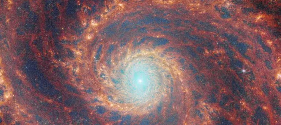 Zdjęcie M51 znanej również jako NGC 5194 lub Galaktyka Wir, znajdującej się około 27 mln lat świetlnych od Ziemi w gwiazdozbiorze Canes Venatic, wykonane przez Teleskop Jamesa Webba