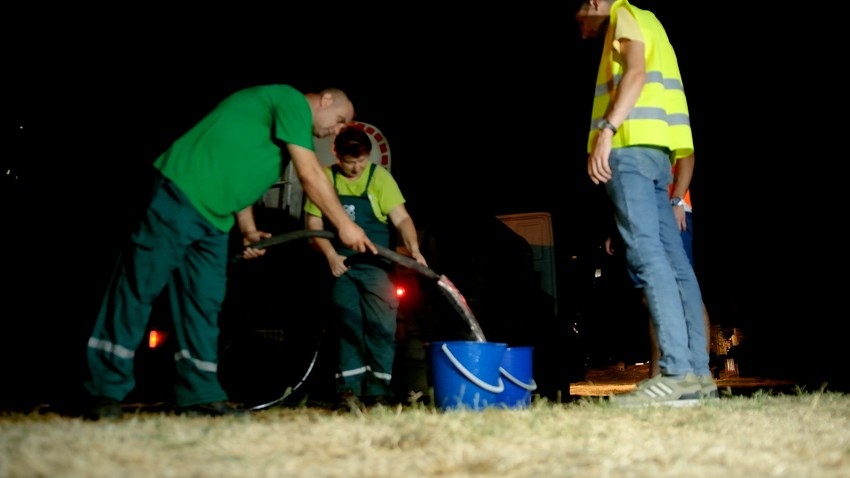 Studenti zalivaju gradsko drveće