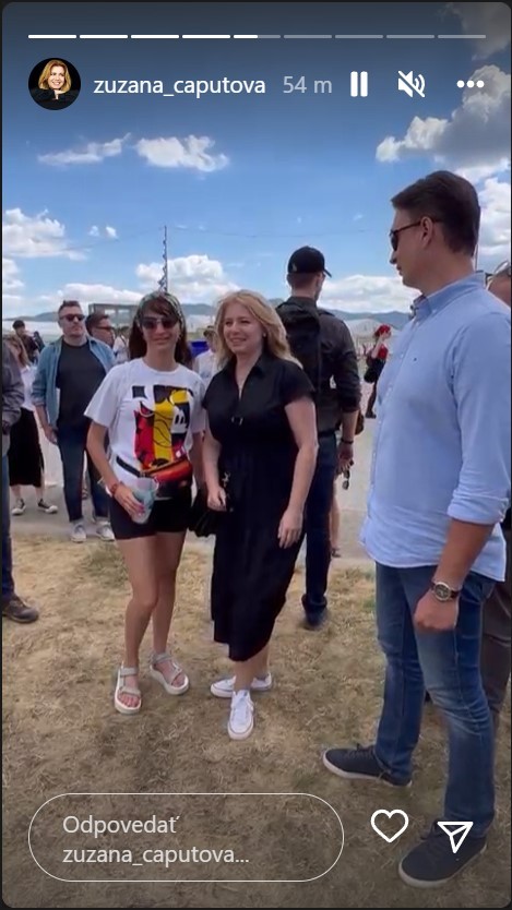 Prezidentka prišla na festival v pohodlných šatách a bielych teniskách. 