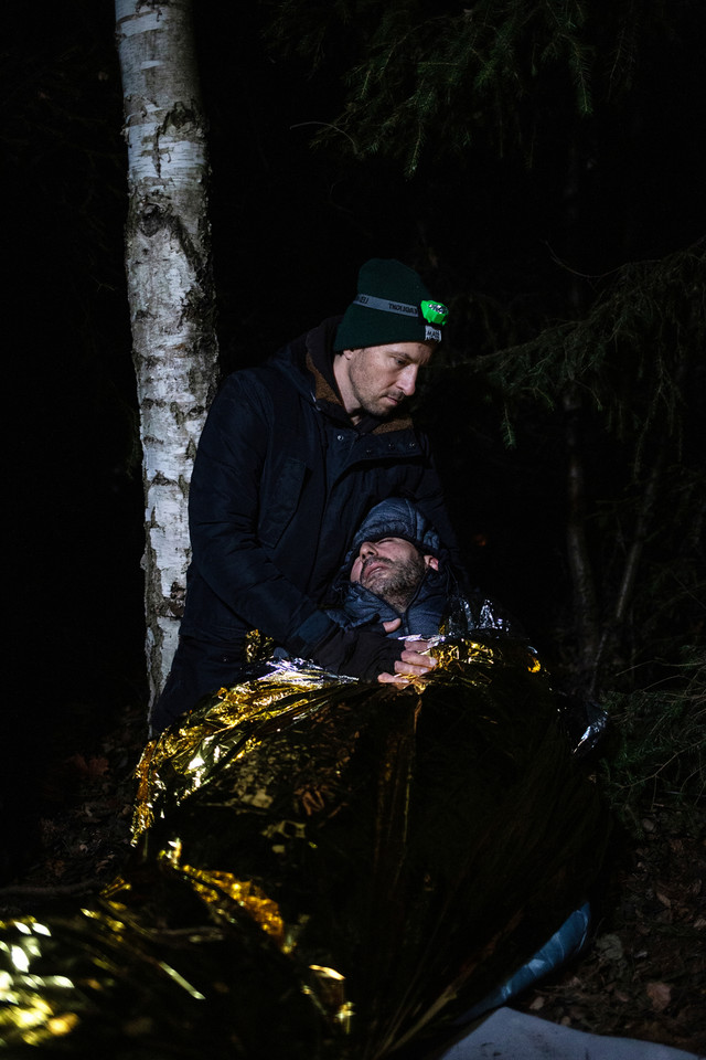 "Na granicach". Przejmujące zdjęcia Macieja Moskwy z polsko-białoruskiej granicy