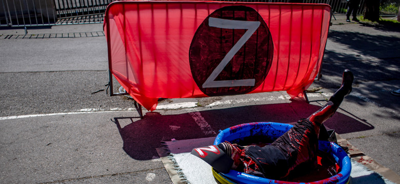 Aktywistka wykąpała się w czerwonej farbie przed ambasadą Rosji