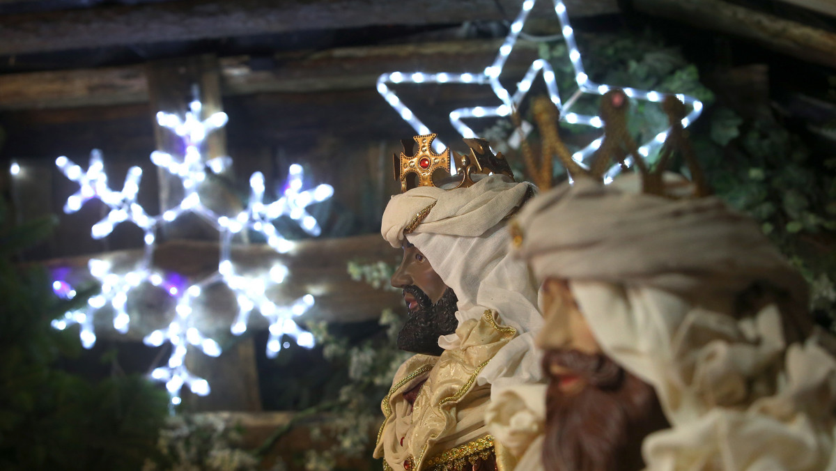 Jasnogórska szopka bożonarodzeniowa nawiązuje do zainaugurowanego 8 grudnia przez papieża Franciszka nadzwyczajnego Roku Miłosierdzia oraz 1050-lecia Chrztu Polski. Rok liturgiczny związany z obchodami tej rocznicy rozpoczął się 29 listopada.