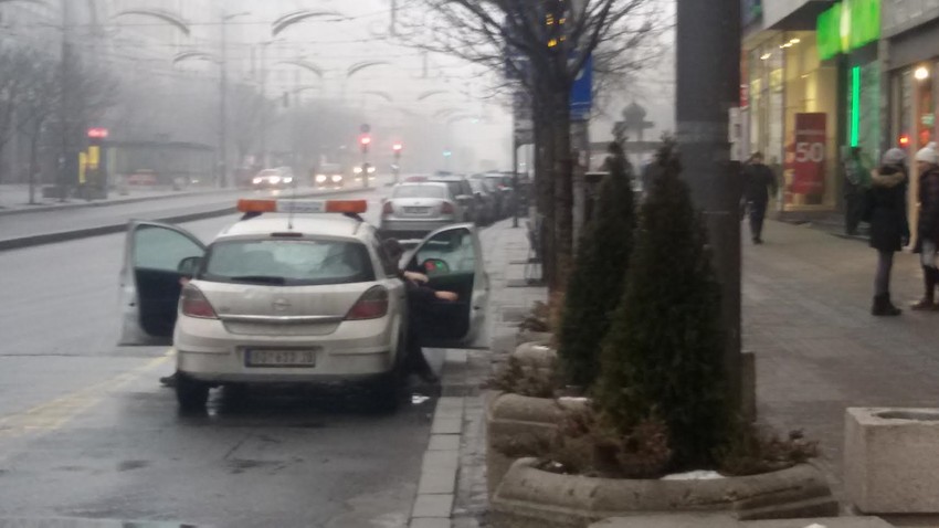 Komunalci iza taksista kod Palate "Albanija"