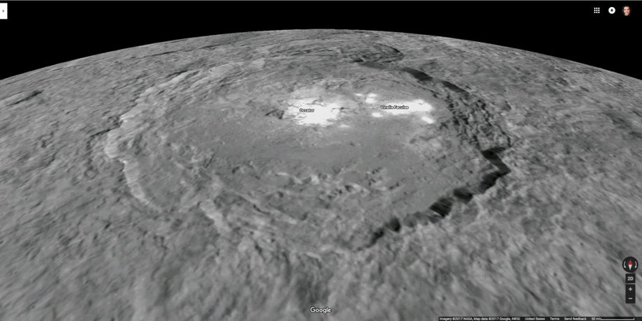Na Ceres pełno jest ciekawych elementów, jak np. te jasne plamy na kraterze Occator.