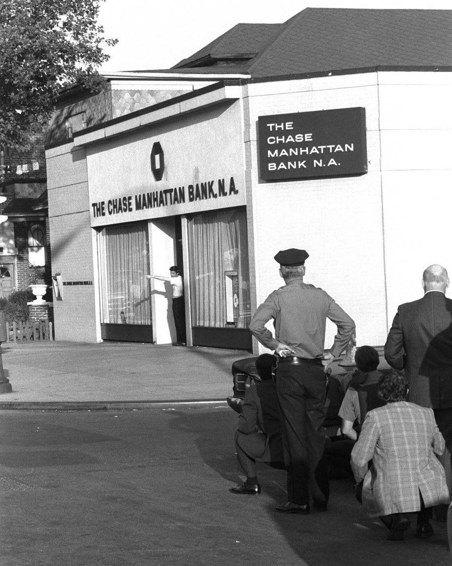 John Wojtowicz  stoi przed bankiem i negocjuje z policją
