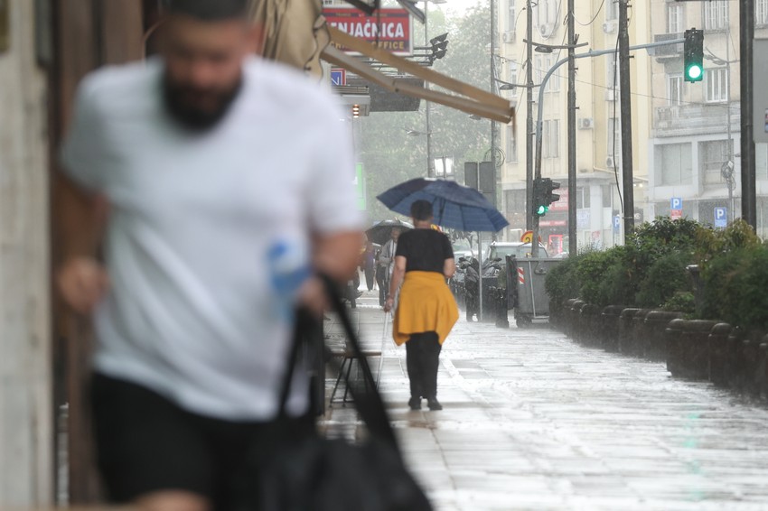 Lokalno su moguće i obilnije padavine, kratkotrajna pojava grada i jak vetar u zoni najjačih pljuskova