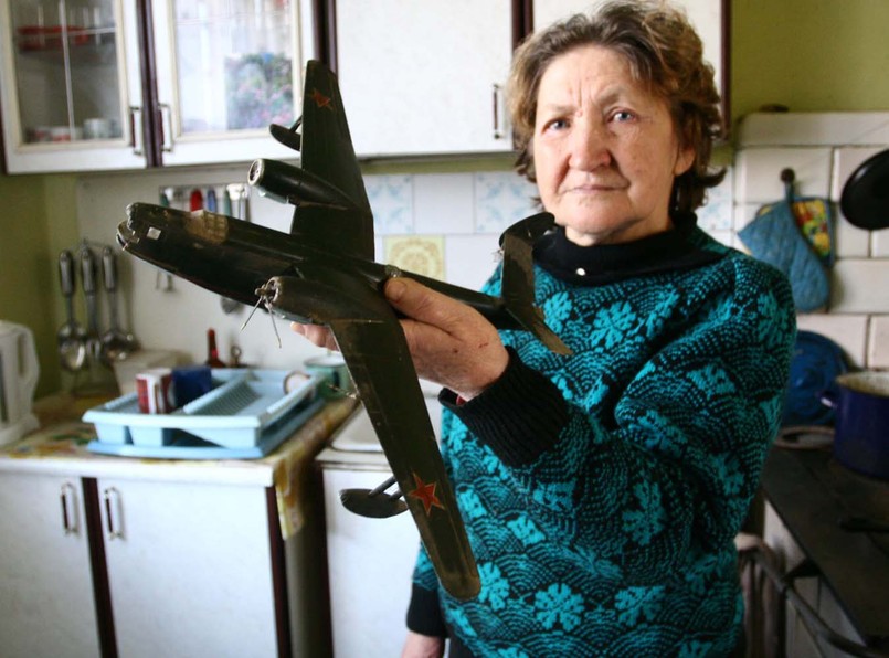 Matka Roberta pokazuje samolot, który pilot skleił w dzieciństwie
