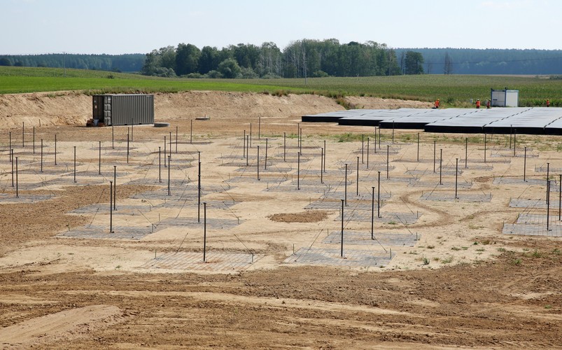 Polska placówka jest jedną z z 25 tys. anten wchodzących w skład systemu LOFAR (LOw Frequency ARray), które znajdujących się w różnych miejscach kontynentu. Ich centralne skupisko znajduje się  w holenderskim Groningen, gdzie poprzez światłowody przesyłane będą wszystkie informacje z podolsztyńskiego radioteleskopu.<br><br>(tw/zuz) PAP/Tomasz Waszczuk