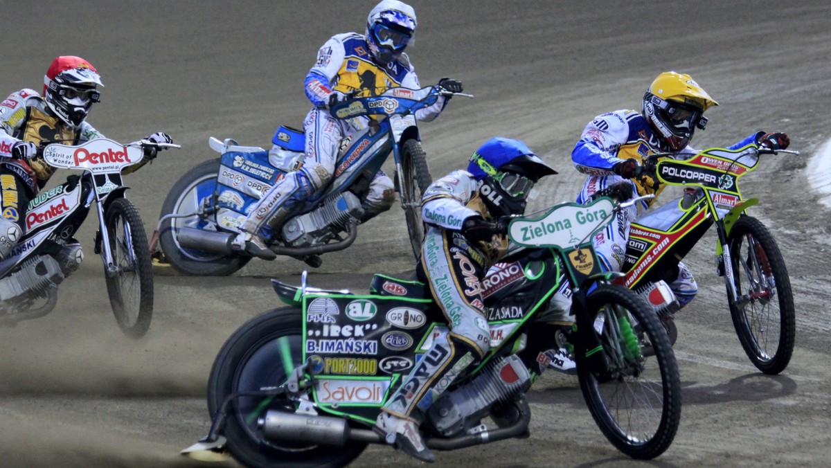 W pierwszym meczu finałowym CenterNet Mobile Speedway Ekstraligi Falubaz Zielona Góra przegrał z Unią Leszno 39:51. Rewanż za tydzień w Lesznie.