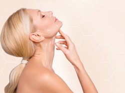 Szyja i dekolt zdradzają dojrzały wiek. Oto, co nowego można zrobić, żeby na dłużej zatrzymać ich młodość