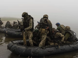 Ukraińscy marines podczas desantu przez Dniepr w rejonie Chersonia