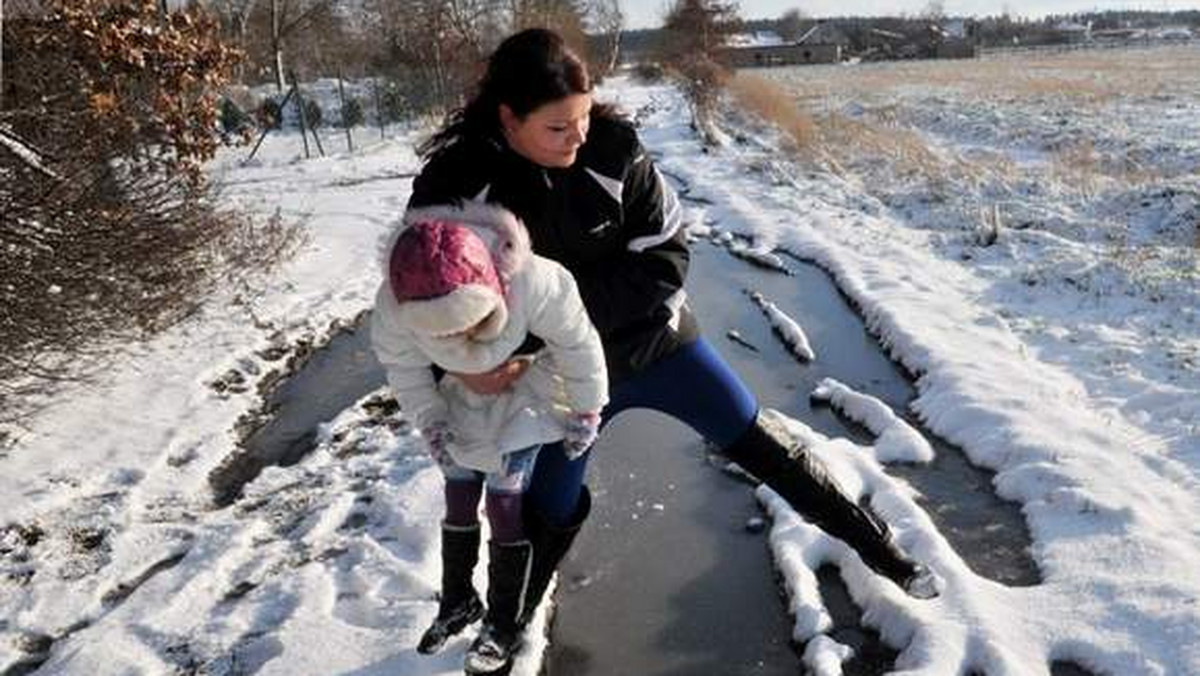 - Nasza droga miała być utwardzona tłuczniem, bo nie możemy dojechać do domu - mówi pani Katarzyna z Obłotna. - Ale tłuczeń zamiast do nas poszedł na inną drogę. - Był przeznaczony na potrzeby całej wsi - odpowiada rzecznik burmistrza Sulechowa.