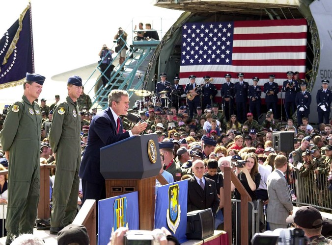 17 października 2001 prezydent George W. Bush przemawia do żołnierzy w bazie wojskowej w Kalifornii