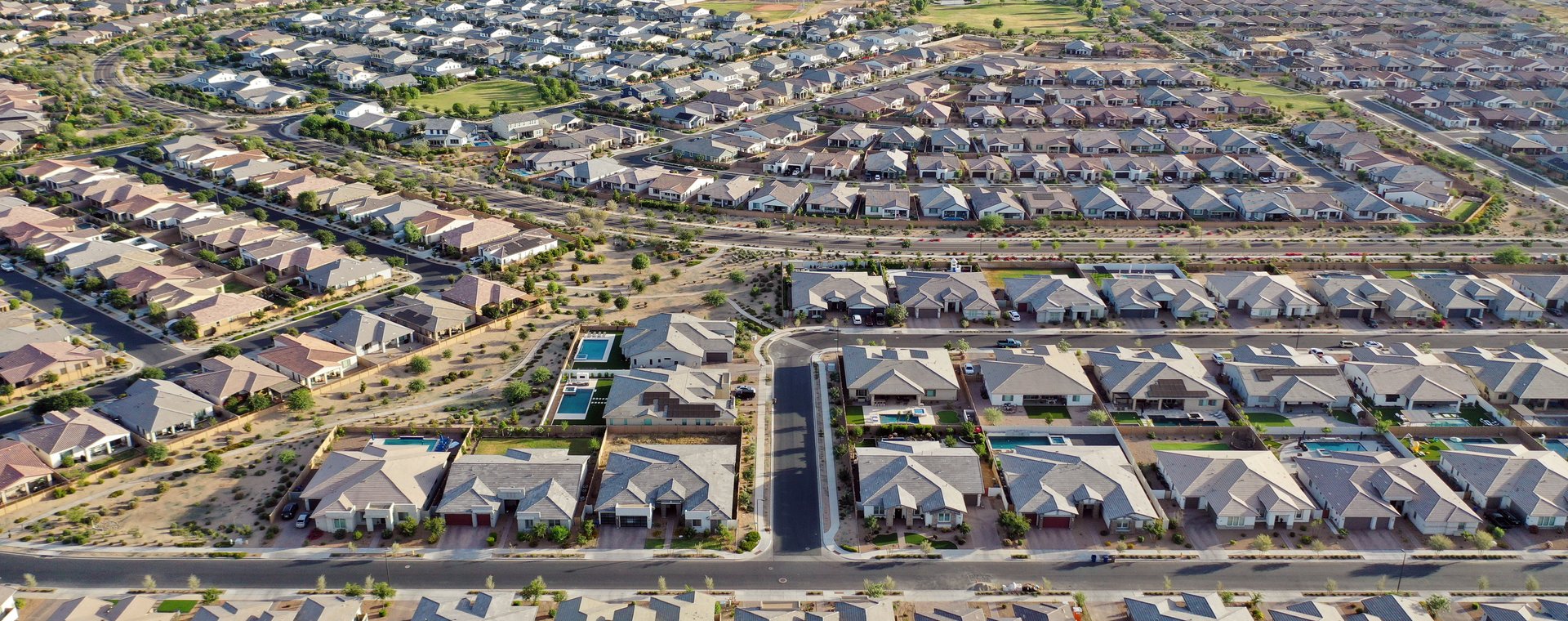 Widok z lotu ptaka na domy na przedmieściach Phoenix, 9 czerwca 2023 r., Queen Creek, Arizona