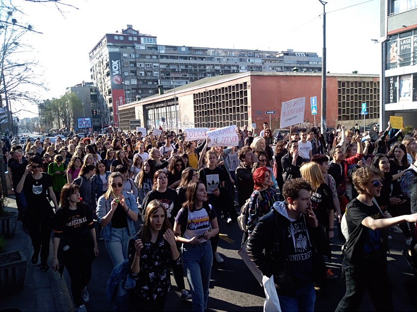Đaci u protestnoj šetnji
